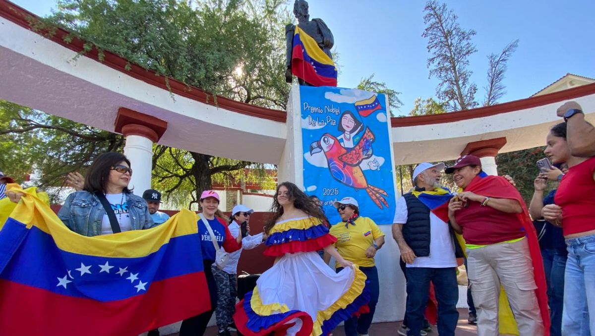 Alrededor de 200 venezolanos se congregaron en la plaza Simón Bolívar en Monterrey. | Roberto Alanís