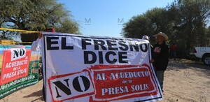 En la zona se encuentran 3 retroexcavadoras, como en un inicio en la convocatoria había mencionado que llevarían maquinaria.