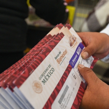 Cada año se entregan seis emisiones del pago de la pensión Bienestar para adultos mayores.