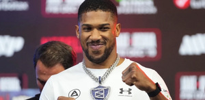 El boxeador Anthony Joshua volvió a Reino Unido tras haber sufrido un accidente automovilístico en Nigeria, en el cual fallecieron dos personas.