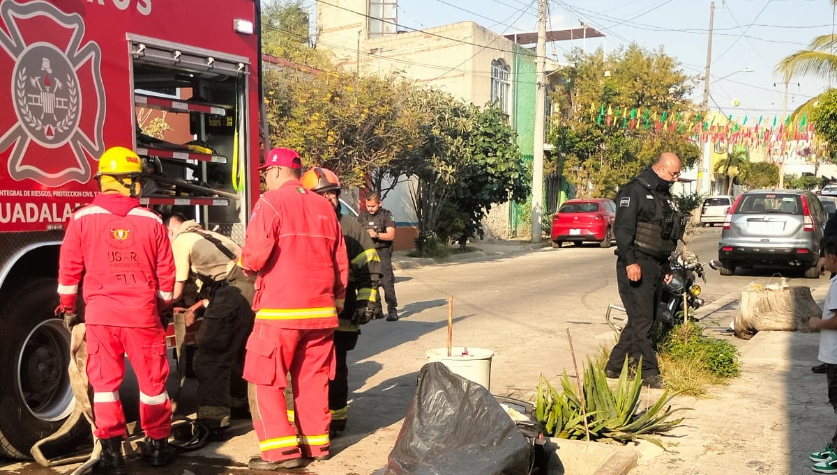 Bomberos auxiliarion al hombre que sufrió intoxicación por el humo (Foto: Gabriel Vigueras)