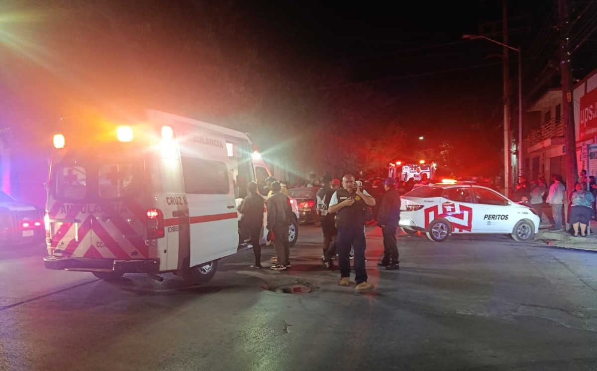 Camioneta impacta motociclistas en el Centro de Torreón. l Foto: Especial