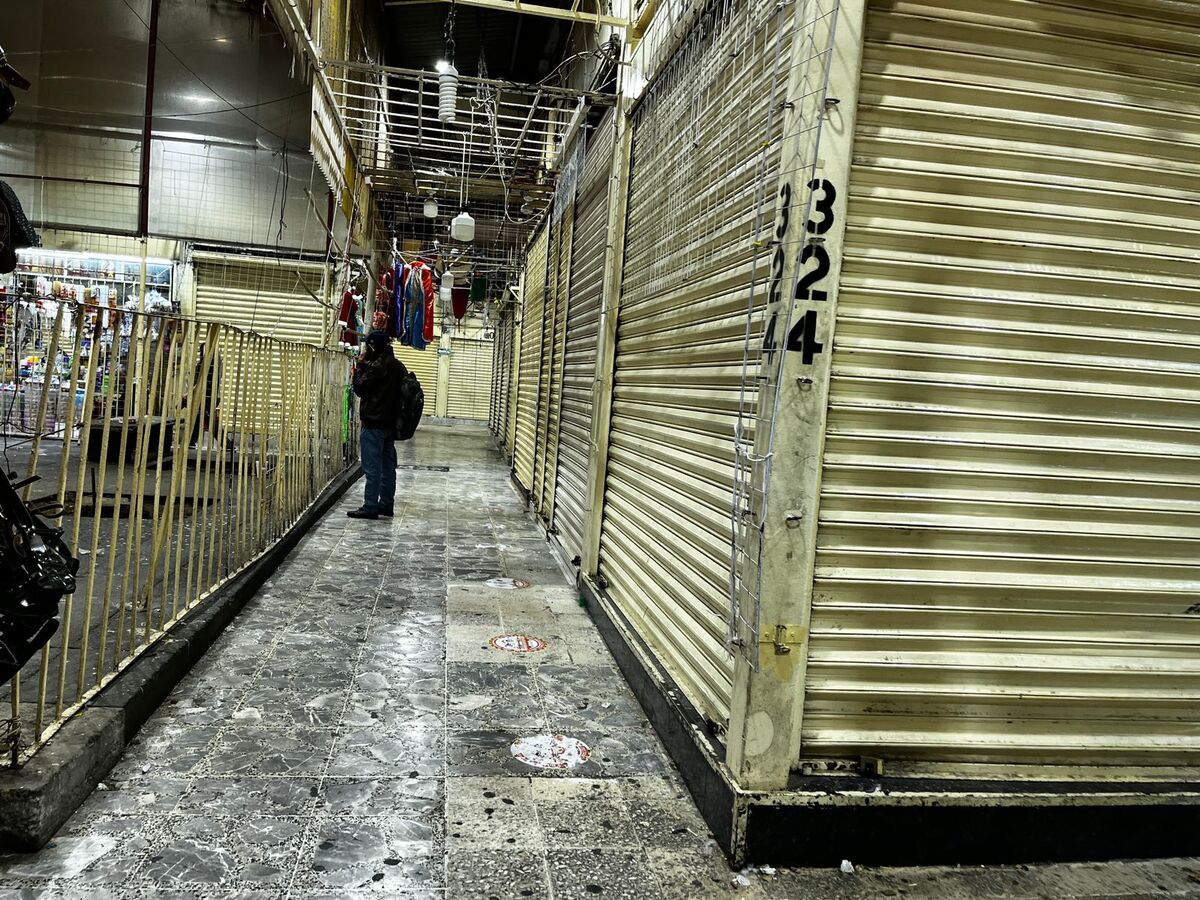 Comerciantes o empleados limpian jaulas y estancias donde mantenían a los animales. (Foto: Ariana Pérez)