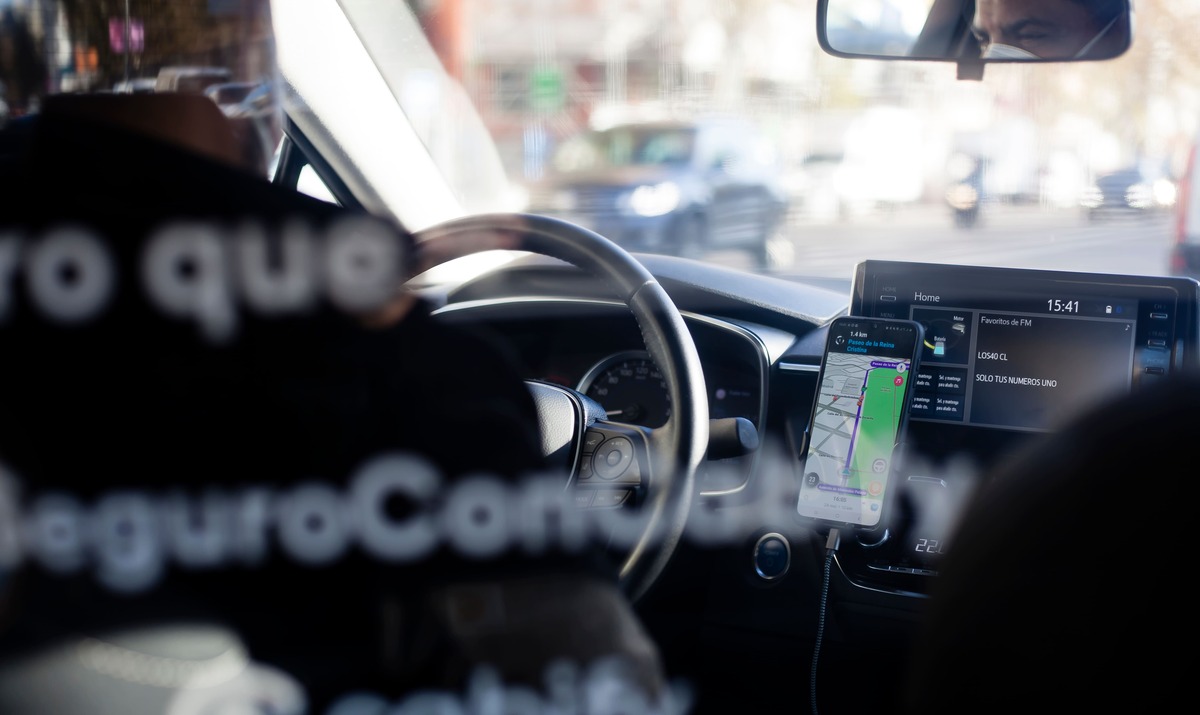 El crimen organizado encontró en los taxis por aplicación una forma de cometer fraudes y extorsiones. | Shutterstock