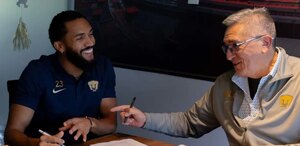 Juninho Vieira, refuerzo de Pumas, llegó a la Ciudad de México, donde mencionó que espera aportar al equipo con goles.