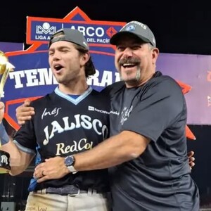 Mateo Gil y su papá Benjamín Gil festejan título