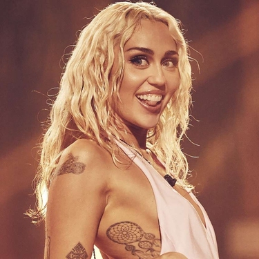 Miley Cyrus criticó la naturaleza competitiva de la temporada de premios, diciendo que los artistas deben verse como una comunidad y no como oponentes.