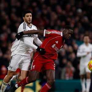 Raúl Jiménez y Fulham logran un valioso rescate ante Liverpool en la Premier League