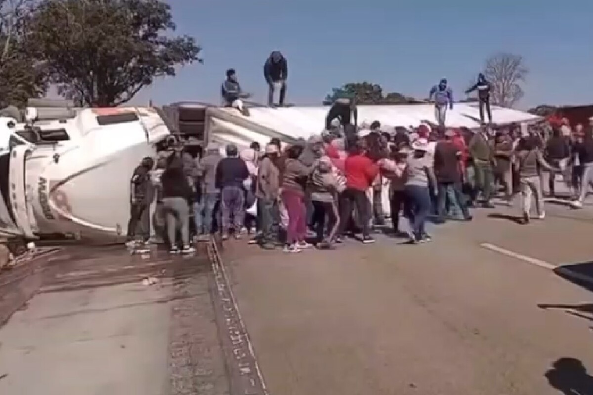 Camión cargado con alcohol vuelca en la México–Querétaro