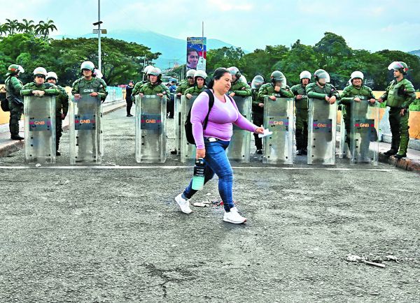 Ciudadanos intentan huir por la frontera con Colombia tras los ataques de EU. EFE