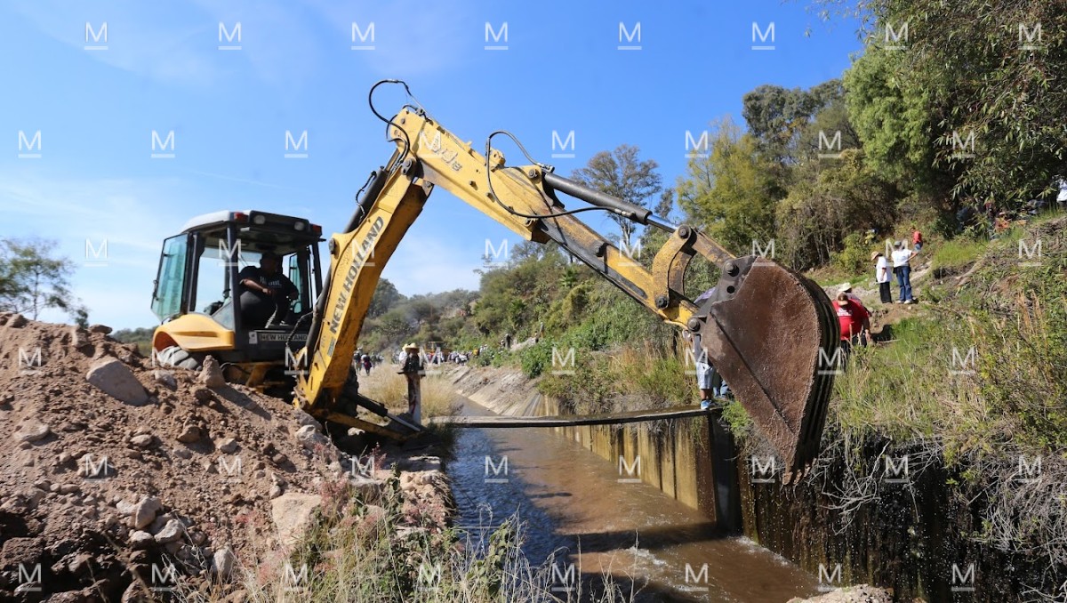 Ejidatarios de Acámbaro y Salvatierra supervisan la remoción de terraplenes en la Presa Solís.