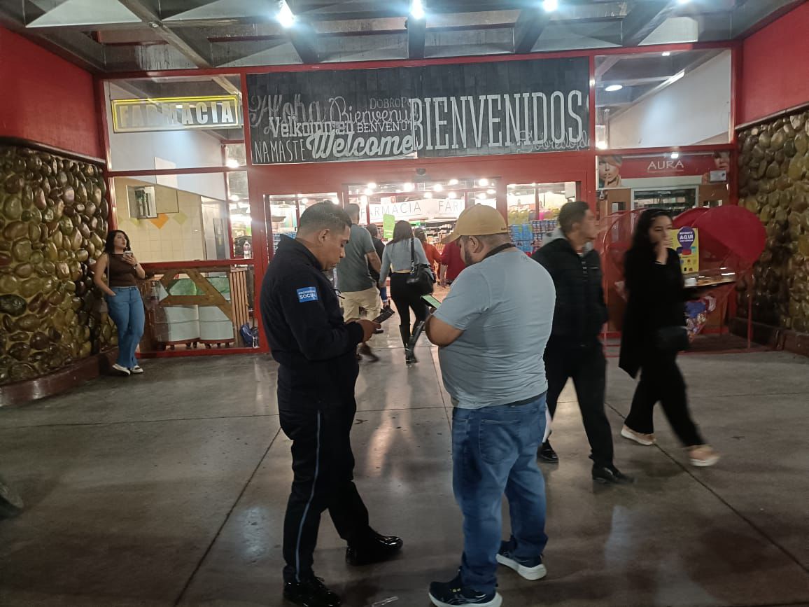 Ex empleado  de supermercado se prende fuego a las afueras del lugar. | Especial
