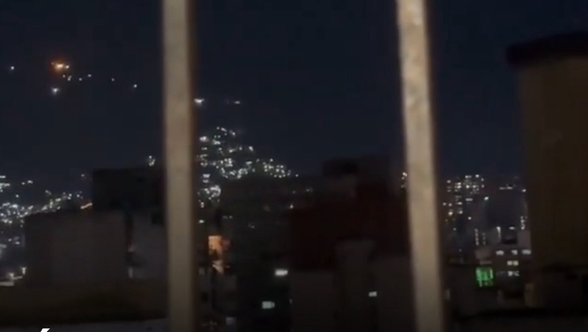 En los alrededores se oía el paso de numerosos motoristas.