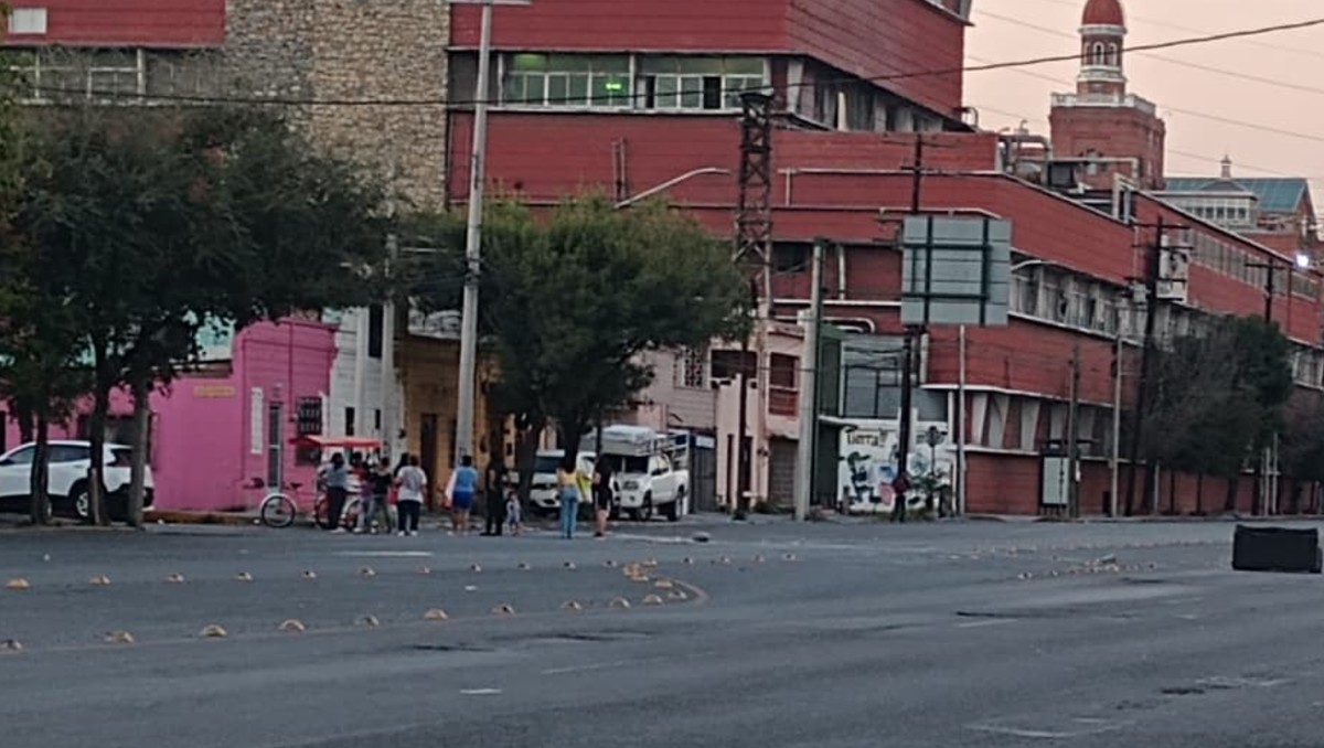 Los familiares lanzaron piedras a vehículos que transitaban por la zona. Foto: Lolita Lastra