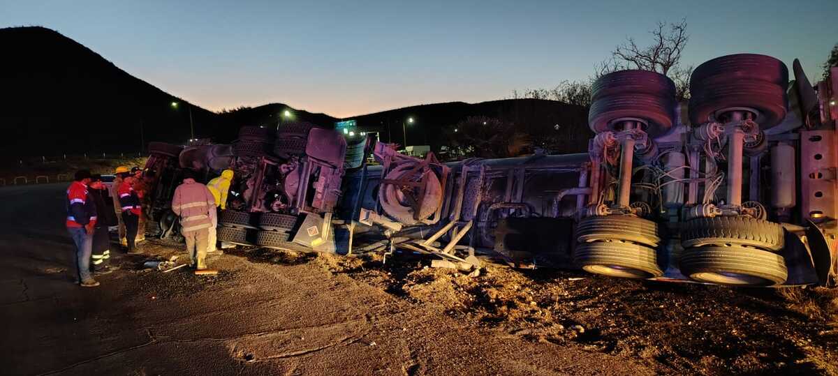 La pipa transportaba 33 mil 500 litros de diesel, la cual se derramó la mayor parte sobre el arroyo de la autopista. | Especial