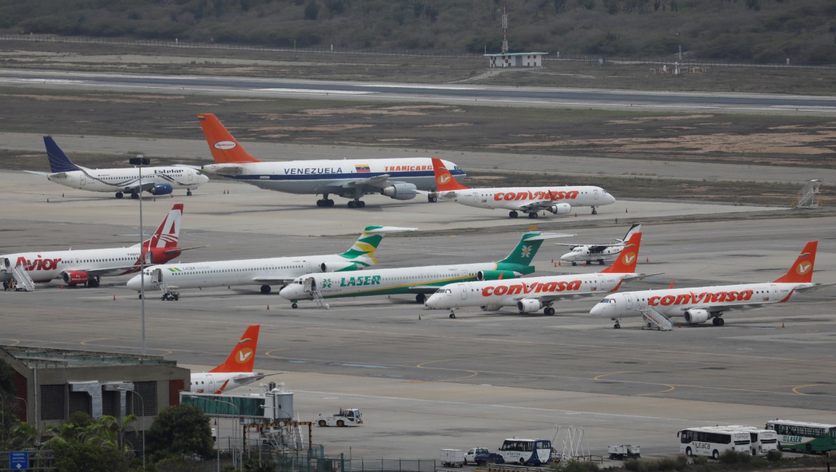 Aviones de Avior, Estelar, Conviasa y Laser se ven en el aeropuerto Simón Bolívar en Caracas, Venezuela. Foto: Reuters
