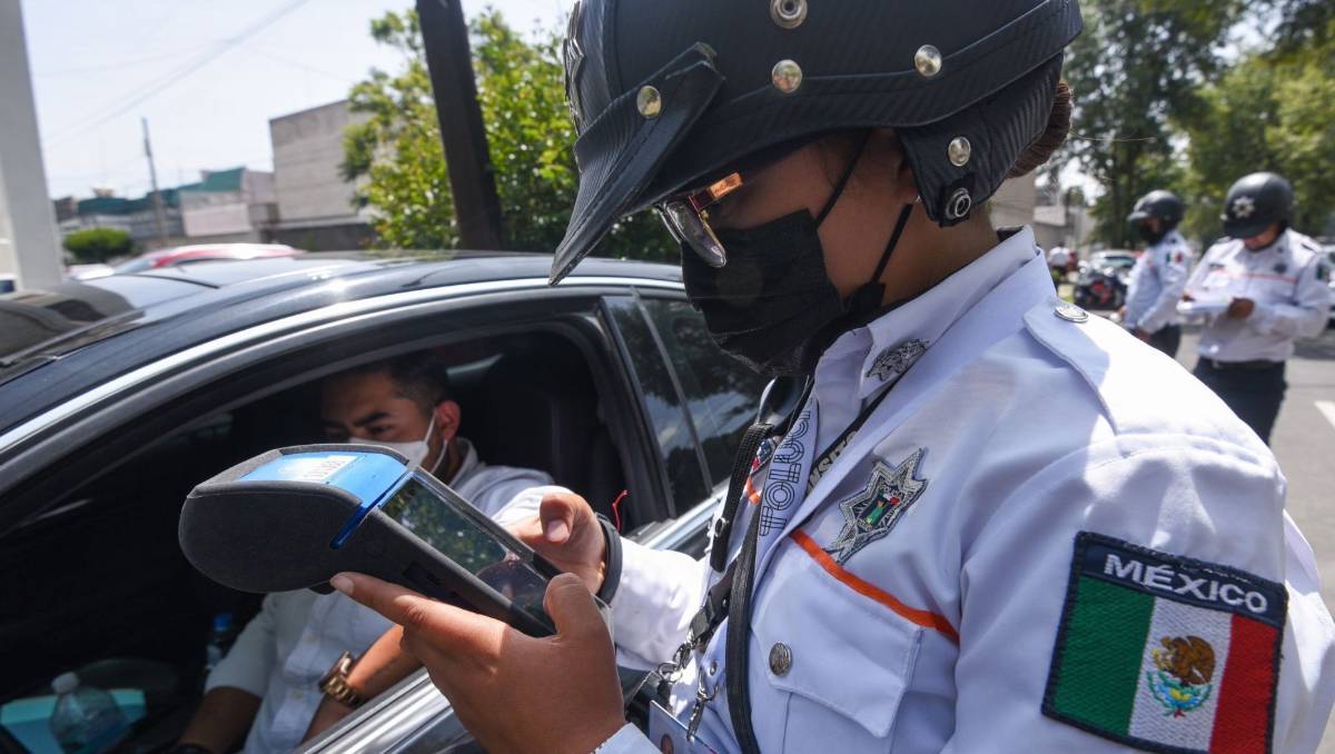 Los dispositivos están equipados con cámara e impresora, que genera la boleta de infracción en el momento. Foto: Cuartoscuro