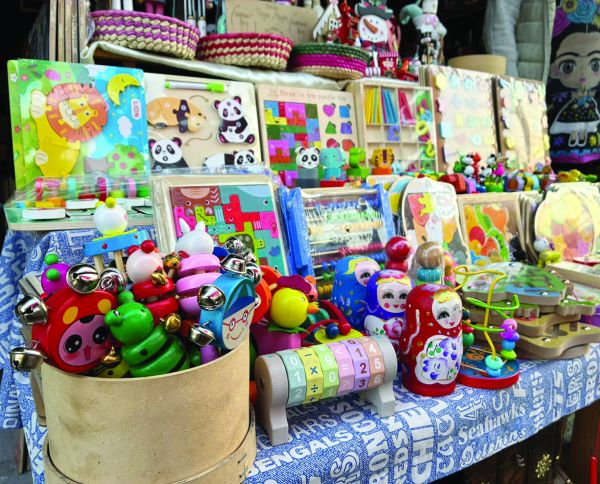 En este municipio hay alrededor de 30 locales con venta de juguetes de madera, pero resaltan los pedagógicos. Iván Carmona