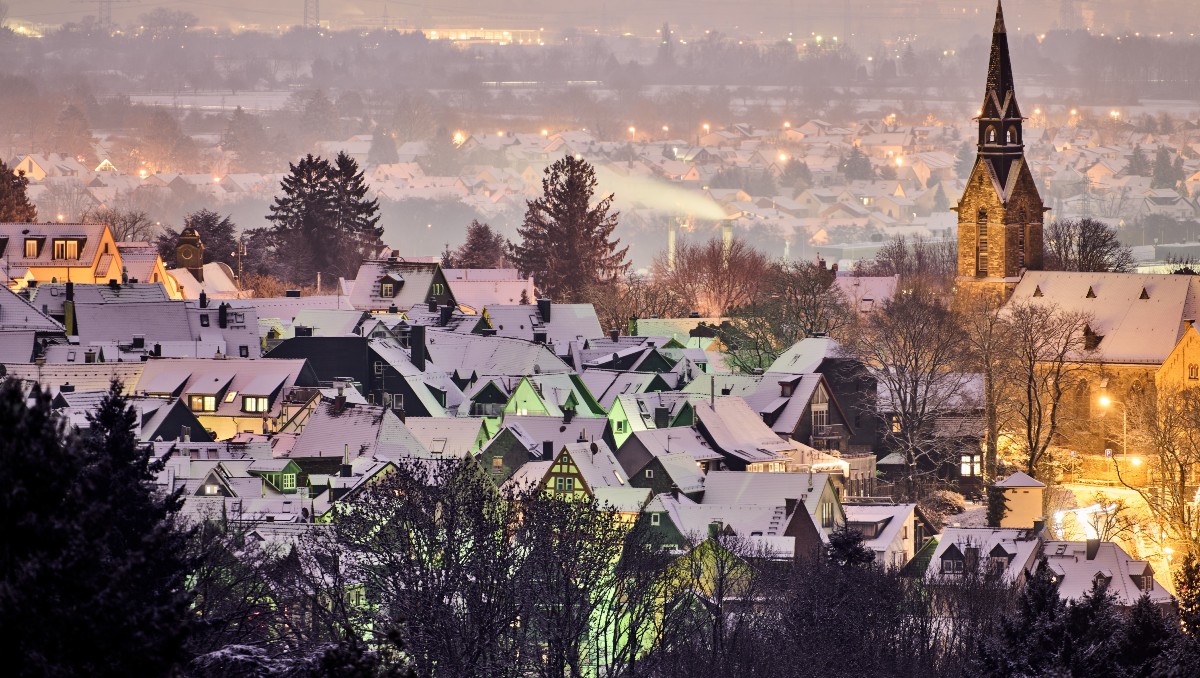 Nieve recién caída sobre los tejados de viviendas en Kronberg, cerca de Fráncfort, Alemania | AP