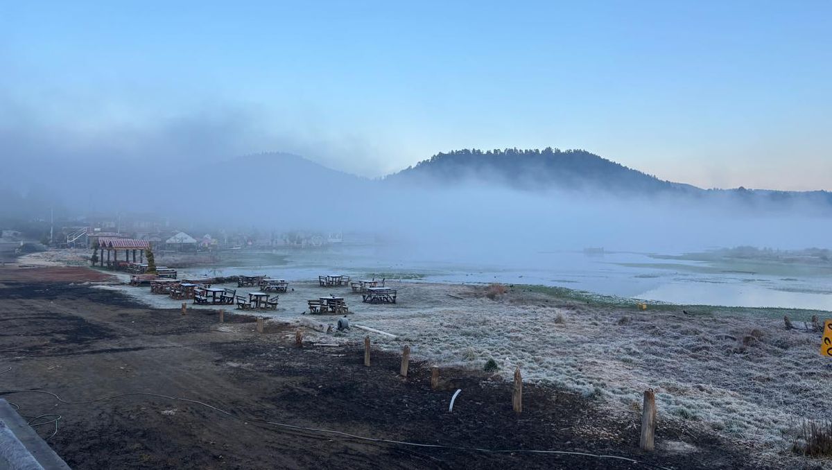 Ocoyoacac registra una ligera capa de agua nieve esta mañana del 6 enero 2026. Foto: (Especial)