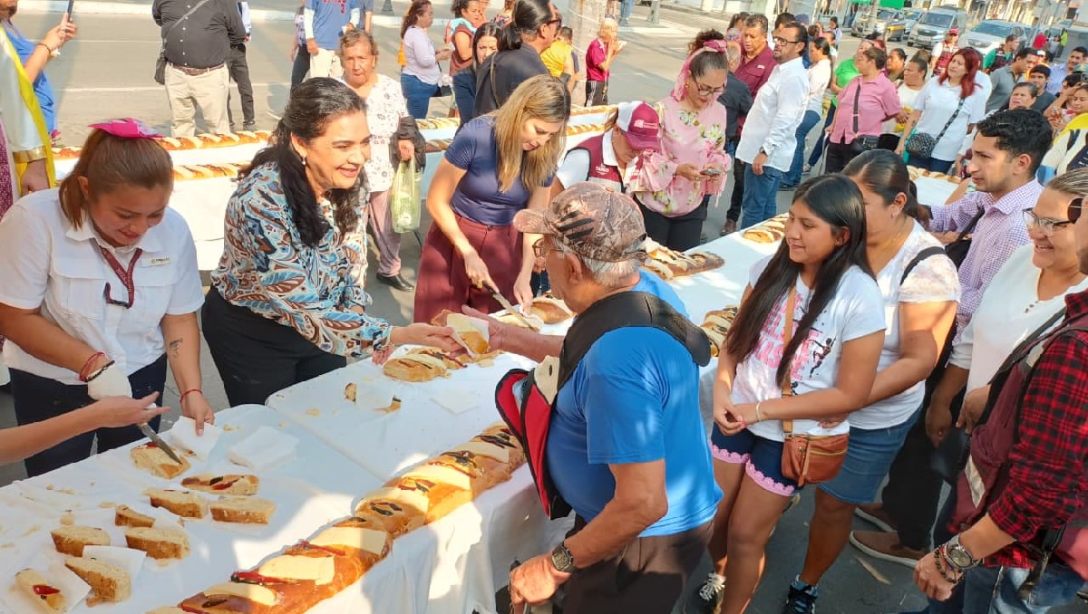 Parten rosca de Reyes de 90 metros de longitud en Tampico. (Jesús Alberto García)