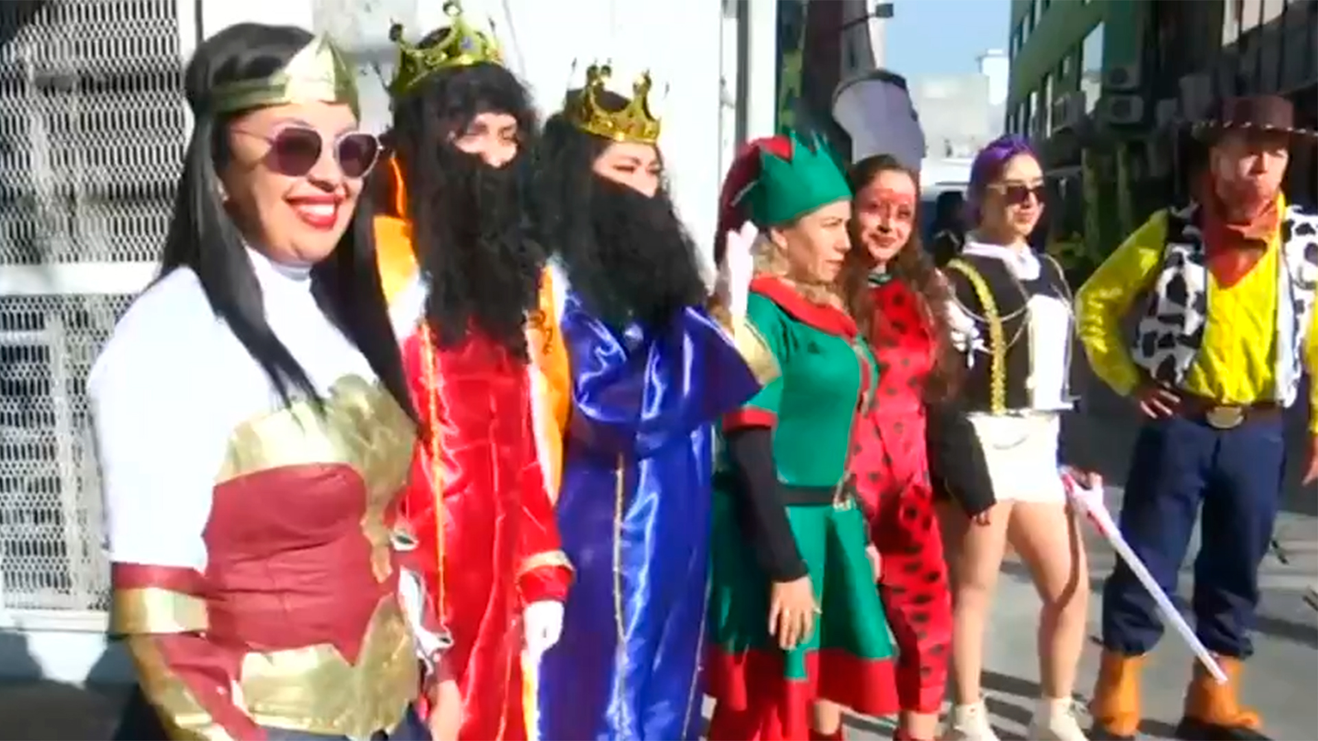 Policías de la CDMX reparten juguetes por Día de Reyes durante operativo especial