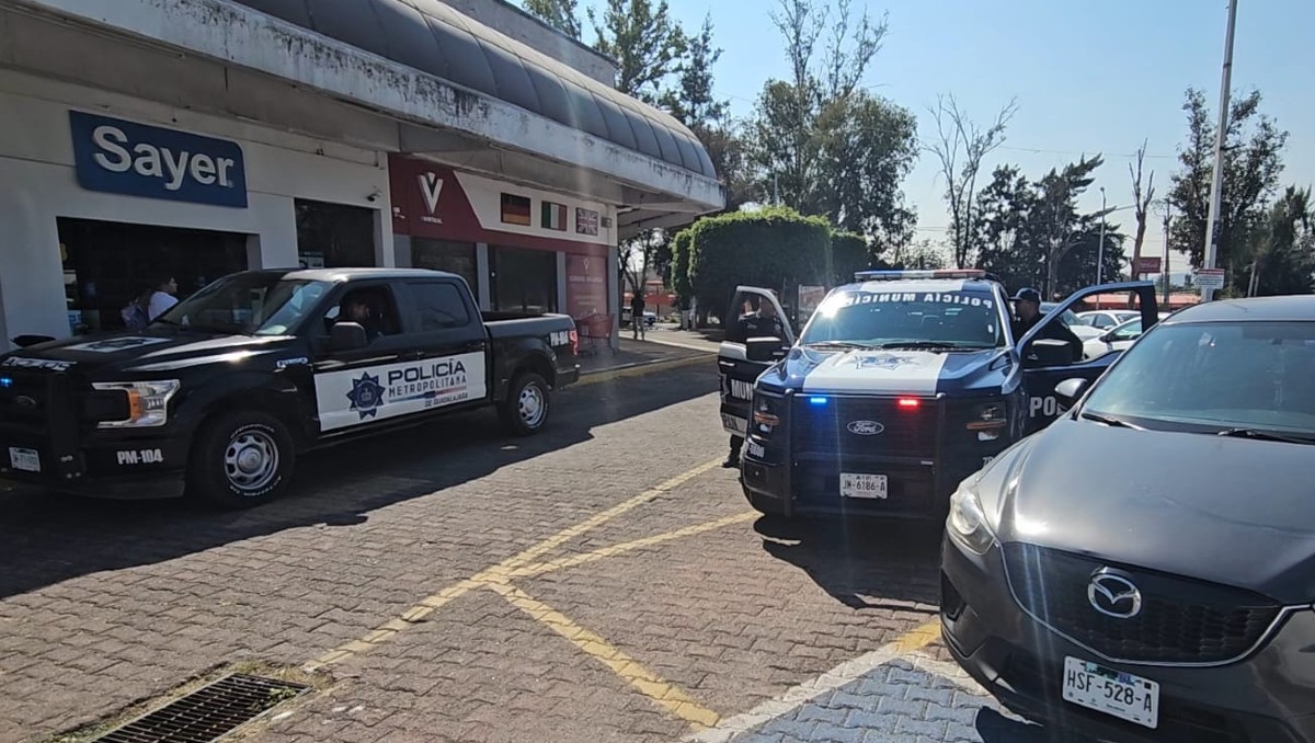 Policías, elementos federales y agentes viales llegaron ante el llamado de emergencia (Juan Carlos Munguía)