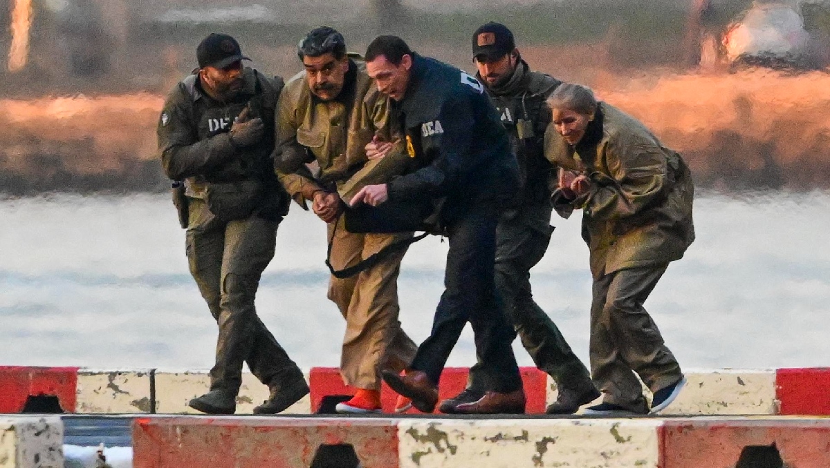 El presidente depuesto de Venezuela, Nicolás Maduro y su esposa, Cilia Flores, llegan al helipuerto de Wall Street. | EFE