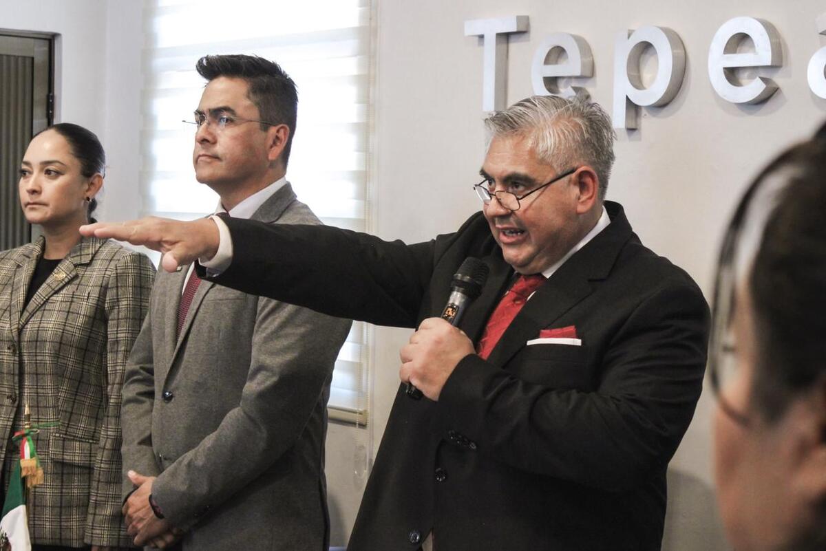 El nuevo presidente municipal realizó la protesta constitucional ante el Cabildo de Tepeapulco. (Cortesía)