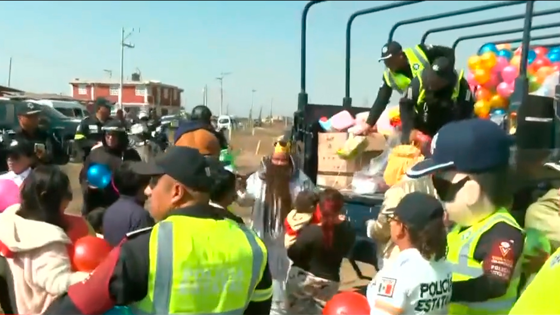 Reyes Magos llegan a Chalco y reparten juguetes con apoyo de seguridad estatal