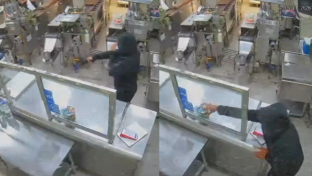 El momento del intento de robo fue captado por cámaras de seguridad de la tortillería,  | Especial