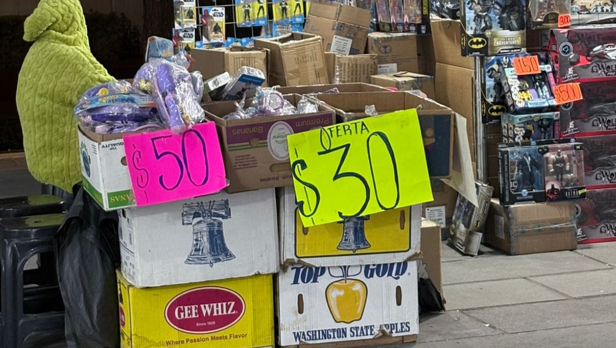 Mientras el sol empezaba a asomarse sobre la estatua de la madre, los últimos gritos de “¡remate!” se perdían en el aire frío.
