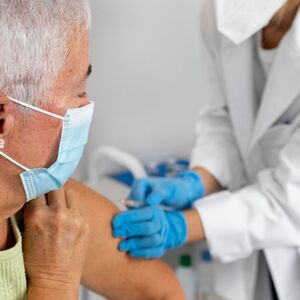 Estudios de 2025 revelan que las vacunas reducen hasta 34% el riesgo de infarto y protegen contra la demencia.