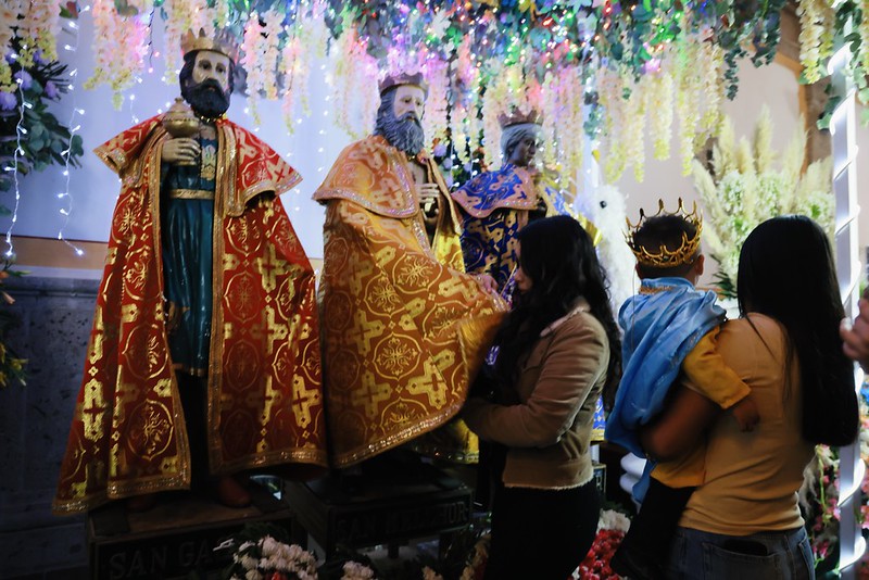 Visita en el templo de los Reyes en Cajititlán. (Cortesía)