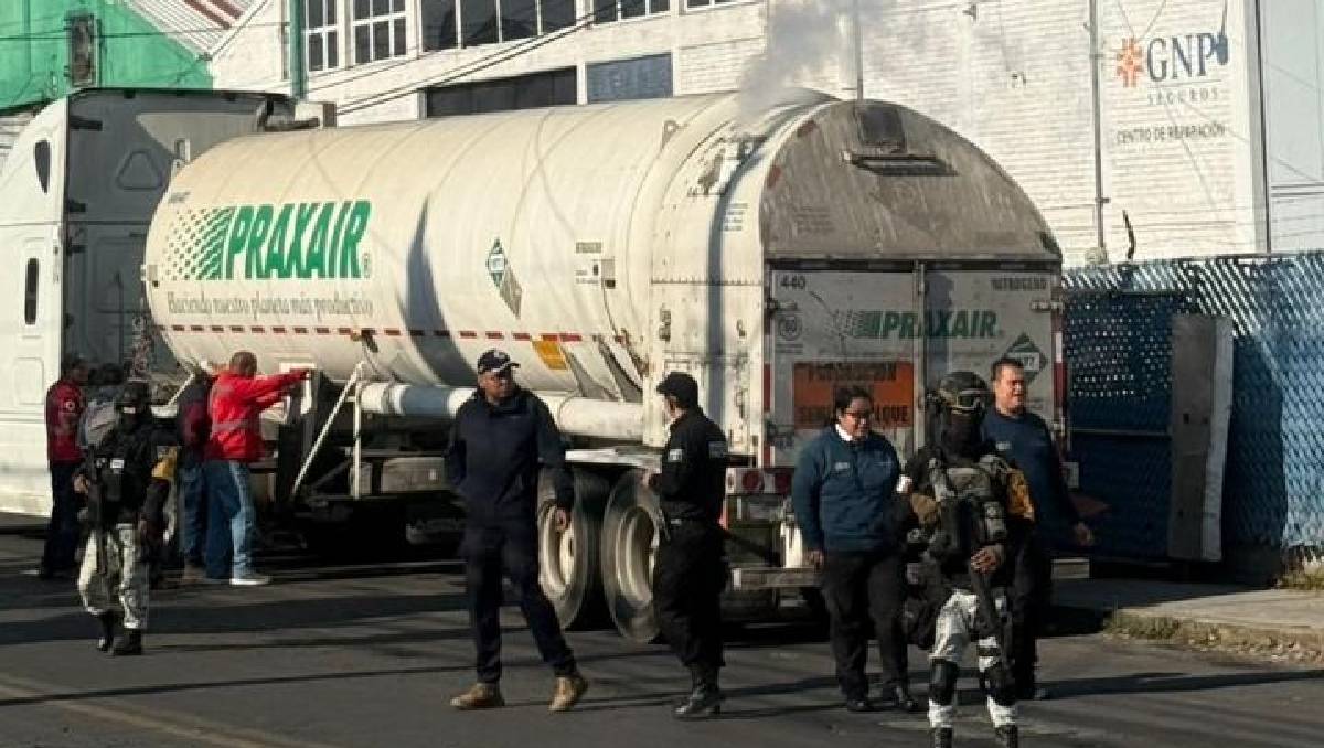 La calle José Martí  en Toluca se encuentra cerrada debido a la fuga de nitrógeno. Foto: (Mario C. Rodríguez)