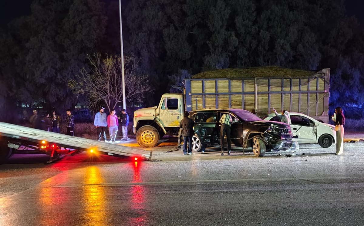 Camión se queda sin frenos y embiste autos en Gómez Palacio. | Foto: Especial
