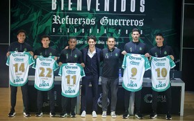 El Club Santos Laguna presentó a los cinco jugadores que incorporó a su plantilla para el Torneo Clausura 2026, en el cual debuta este sábado frente al Necaxa.