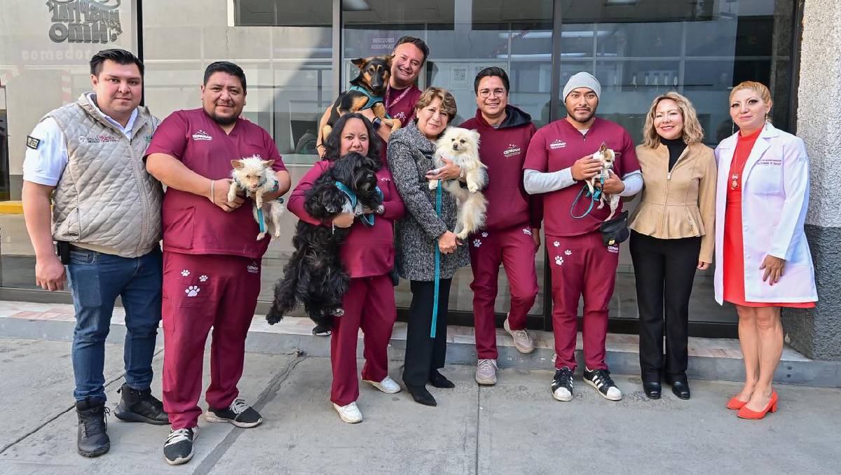 Delfina Gómez llevó a cuatro perritos al hospital para permitir que los niños convivieran con ellos en Día de Reyes. Foto: (Especial)