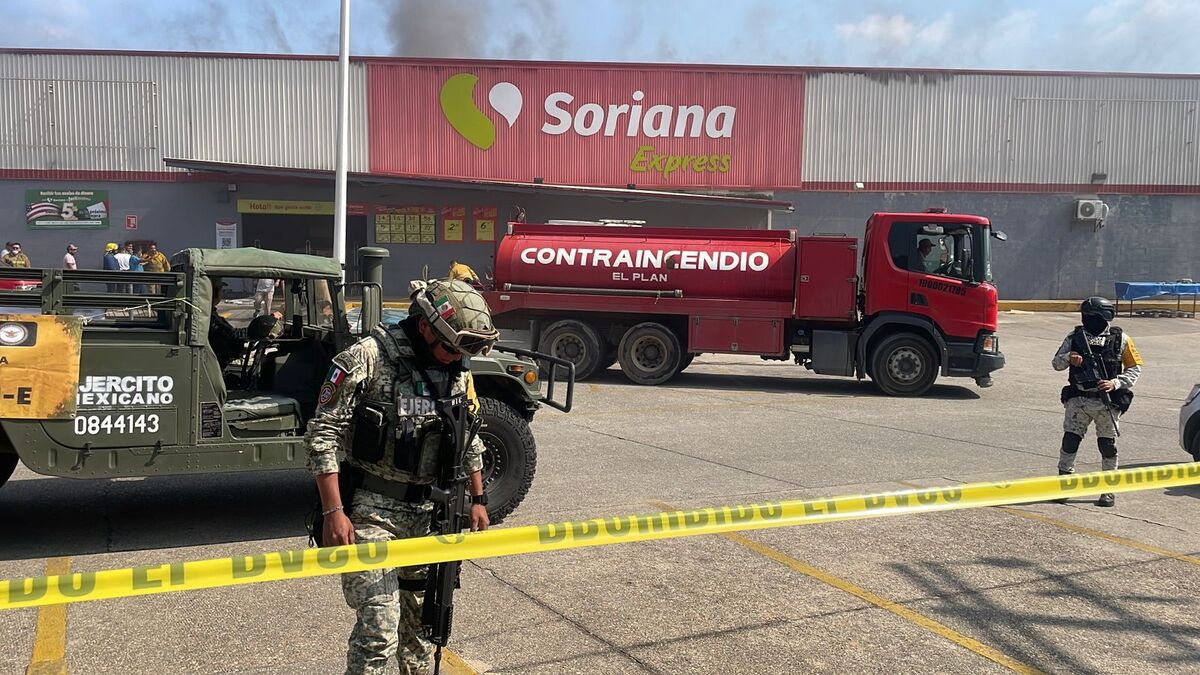Elementos de emergencia acordonaron la tienda para sofocar las llamas. | Foto: Especial