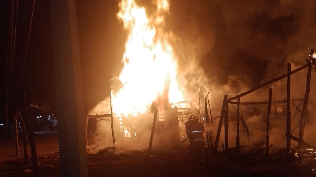 Un fallo en líneas eléctricas de mediana y alta tensión originó un incendio que consumió cuatro viviendas improvisadas.| Especial.