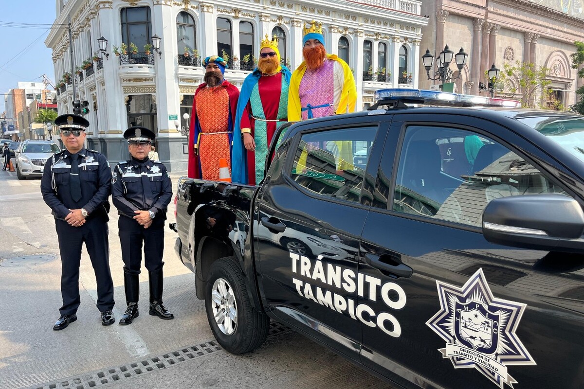 Regalan cascos a motociclistas y roscas en Tampico. Foto: Yazmín Sánchez