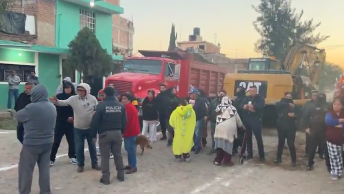 La situación generó tensión cuando al lugar arribaron elementos de la fuerza pública para resguardar la calle. | Redes Sociales