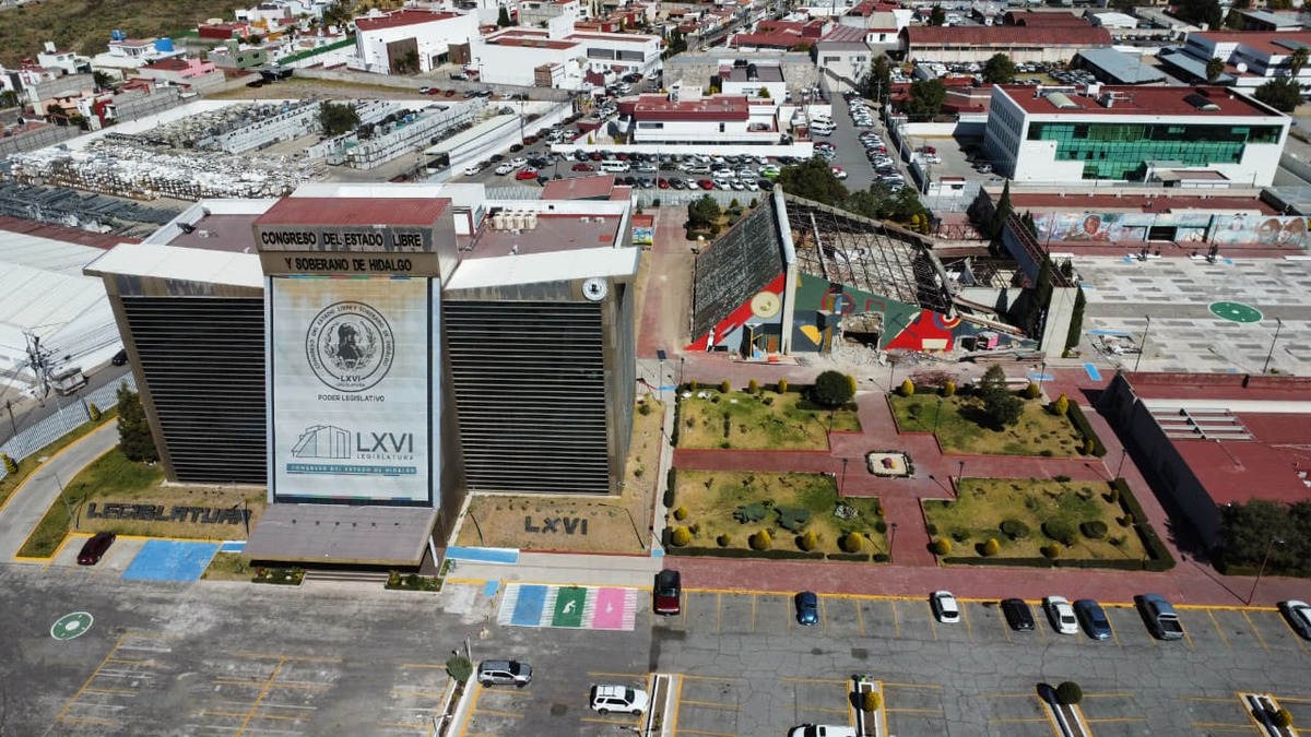 La techumbre del salón de plenos del Congreso de Hidalgo fue retirada como parte de los trabajos de demolición. (Jorge Sánchez)