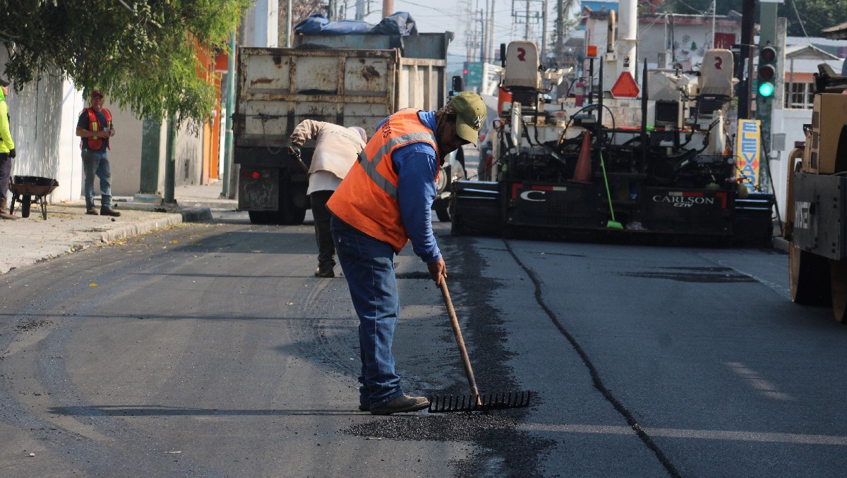 Trabajos de reencarpetado se realizan en calles de Tampico. (Yazmín Sánchez)
