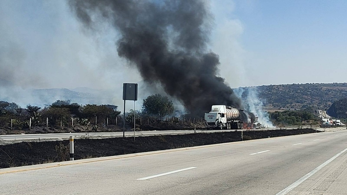 Dos tractocamiones que transportaban combustible chocaron y se incendiaron en la autopista Arco Norte.