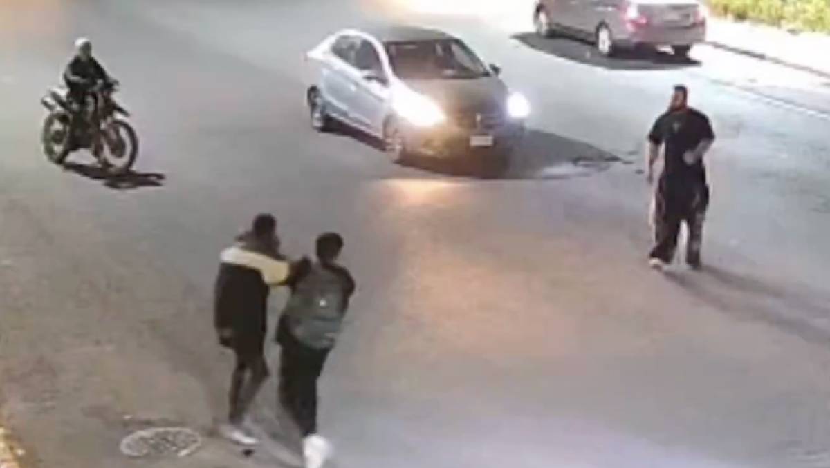 La víctima y el asaltante estuvieron durante varios segundos forcejeando por el arma. Foto: (Especial)