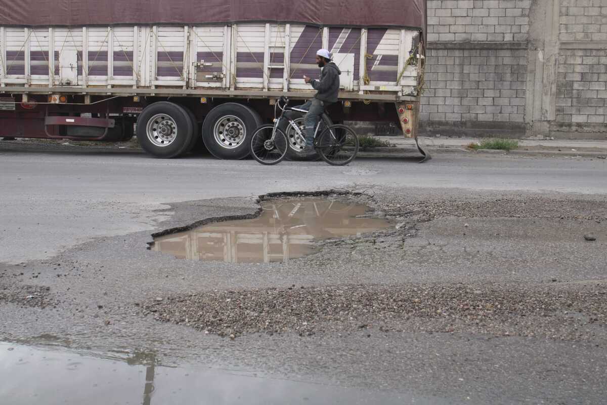 En la calle Piedras Negras de la Zona Industrial de Gómez Palacio, baches  formados a mitad de la calle representan un riesgo. | Rolando Riestra