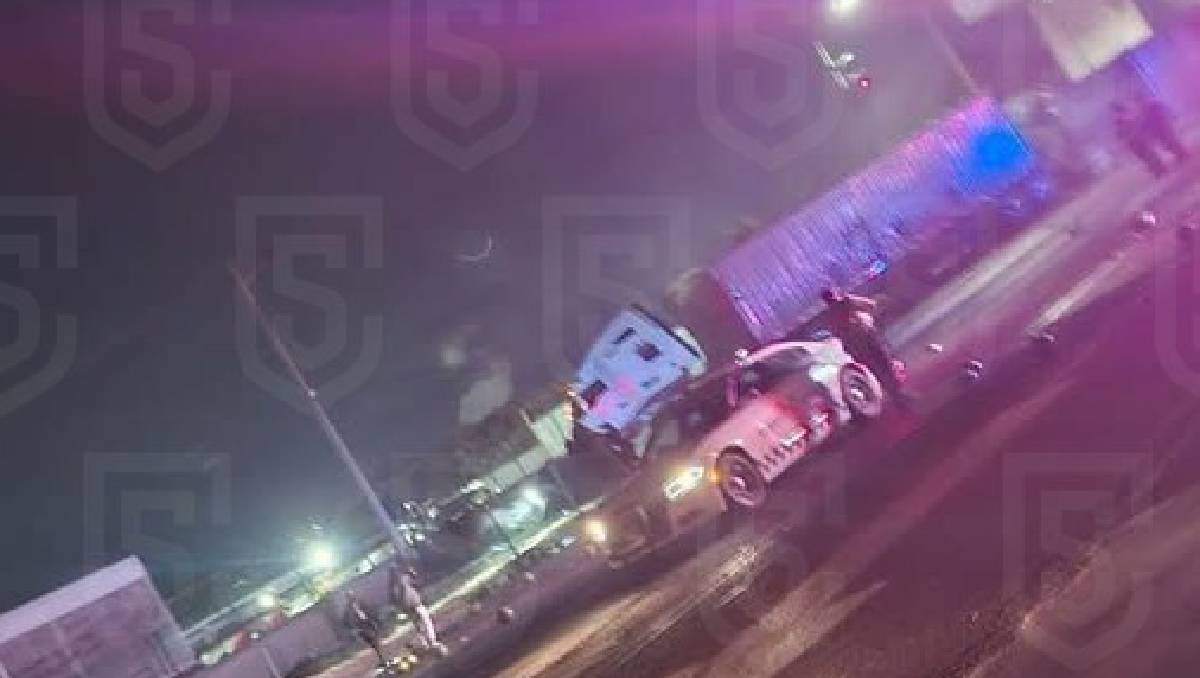 La caseta de Tepotzotlán el tráiler quedaron destruidos tras el impacto. Foto: (Especial)