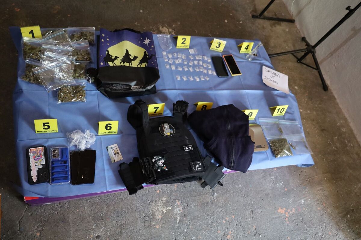 Durante el cateo también fue localizada una sudadera color azul marino con insignias de la Guardia Civil. | Especial