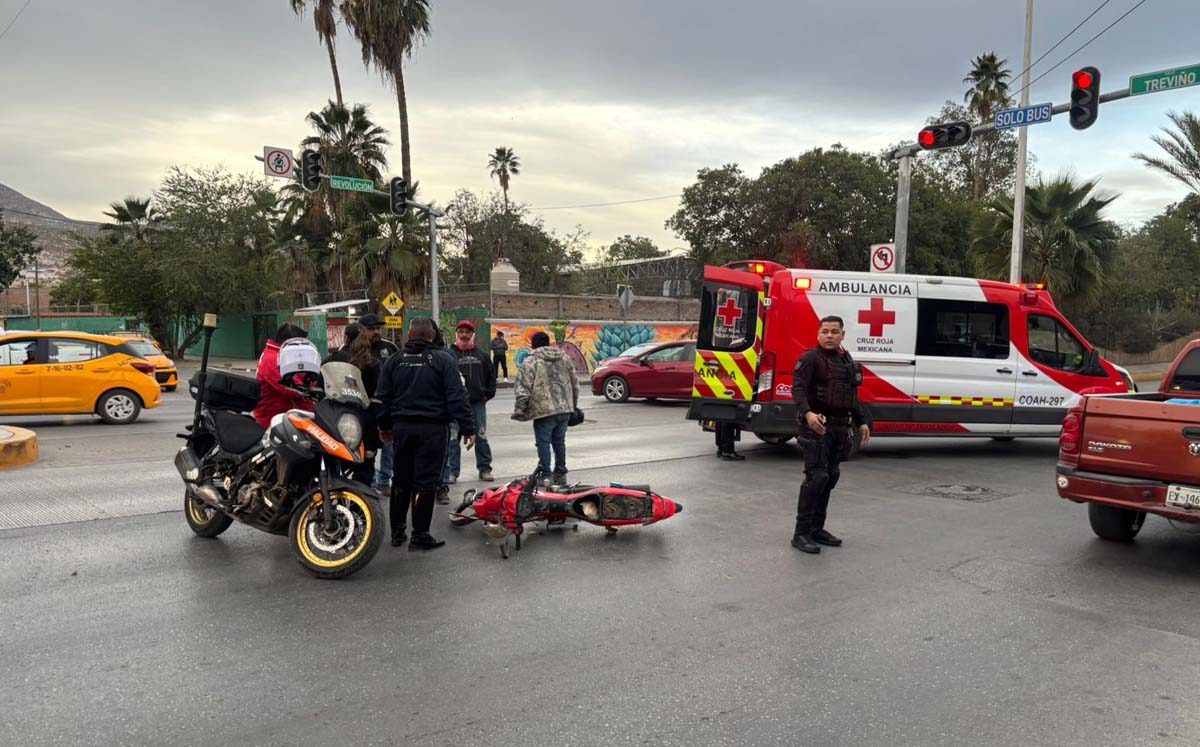 Conductor de motocicleta perdió el control por una presunta falla mecánica. | Foto: Especial